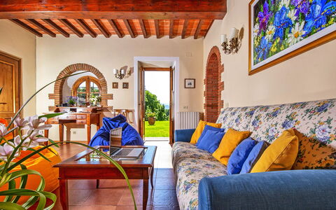 Podere Sant'angelo: Pièce, Propriété, Bâtiment, Design Intérieur, Immobilier, Bleu Majorelle, Meubles, Maison, Salon, Biens