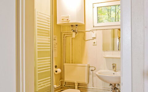 Geesthof: Propriété, Bâtiment, Évier, Bois, Sol, Luminaire Plomberie, Design Intérieur, Robinet, Salle De Bains