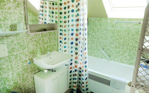 Allmendgasse: Salle De Bains, Pièce, Vert, Tuile, Propriété, Design Intérieur, Sol, Toilette, Baignoire, Maison