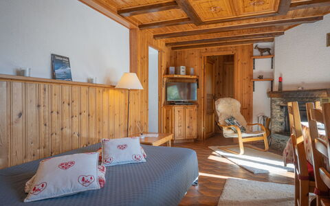 Mélèze: Meubles, Propriété, Bâtiment, Bois, Confort, Design Intérieur, Sol, Sol, Oreiller, Salon