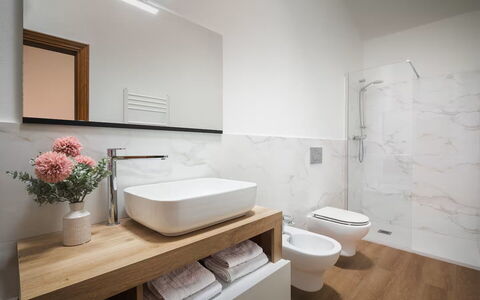Villa Giare: Salle De Bains, Sol, Design Intérieur, Luminaire Plomberie, Mur, Sol, Lavabo, Évier, Miroir, Robinet