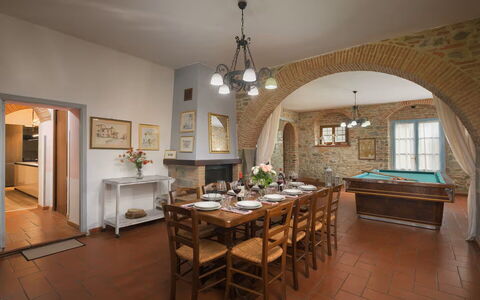 Villa Giare: Meubles, Design Intérieur, Mur, Plafond, Table, Sol, Bois, Table Cuisine Et Salle A Manger, Chaise, Salle À Manger