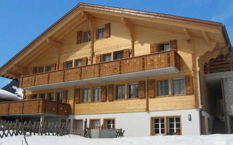 Ufem Stutz: Ciel, Neige, Fenêtre, Bâtiment, Nuage, Bois, Pente, Immobilier, Façade