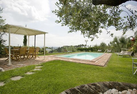 Nel Guasto: Propriété, Arrière-Cour, Herbe, Maison, Piscine, Immobilier, Domicile, Pelouse, Cour, Bâtiment