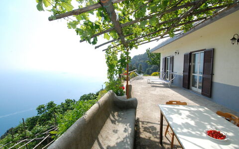 Dea Afrodite: Jour, Bâtiment, Ciel, Plante, La Nature, Bleu Azur, Fenêtre, Bois, Table, Architecture