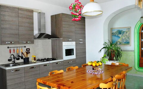 Dea Afrodite: Pièce, Meubles, Propriété, Cuisine, Design Intérieur, Jaune, Bâtiment, Sol, Comptoir, Plafond