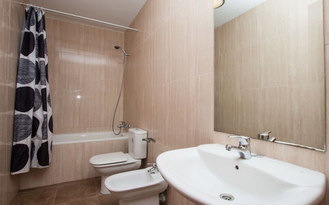Gaudí: Salle De Bains, Propriété, Pièce, Tuile, Mur, Lavabo, Robinet, Design Intérieur, Luminaire Plomberie, Immobilier