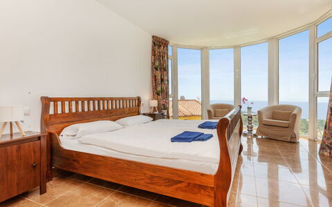 Gaudí: Chambre, Meubles, Bois, Lit, Sol, Design Intérieur, Sol, Drap De Lit, Literie, Appartement