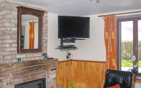 Gîte Rural Mamijana: Propriété, Meubles, Miroir, Bâtiment, Télévision, Canapé, Bois, Design Intérieur, Éclairage, Salon