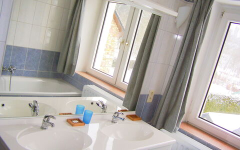 Vielsalm: Salle De Bains, Propriété, Pièce, Robinet, Baignoire, Évier, Accessoire Salle De Bain, Design Intérieur, Maison, Fenêtre