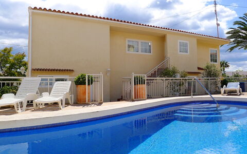 B&B: L'Eau, Nuage, Ciel, Plante, Propriété, Bâtiment, Piscine, Bleu Azur, Bleu, Ombre