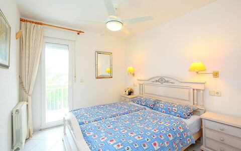 B&B: Chambre, Pièce, Lit, Propriété, Meubles, Drap De Lit, Plafond, Jaune, Cadre De Lit, Bâtiment