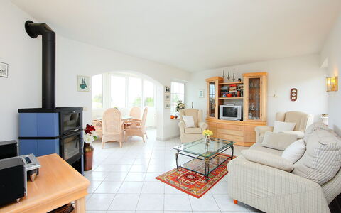 B&B: Salon, Pièce, Meubles, Propriété, Design Intérieur, Bâtiment, Maison, Sol, Immobilier, Table