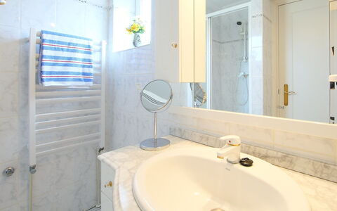 B&B: Salle De Bains, Propriété, Pièce, Robinet, Accessoire Salle De Bain, Design Intérieur, Baignoire, Luminaire Plomberie, Évier, Mur