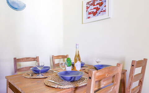 Les Colisées: Table, Vaisselle, Propriété, Meubles, Bâtiment, Bleu Azur, Chaise, Bois, Textile, Design Intérieur