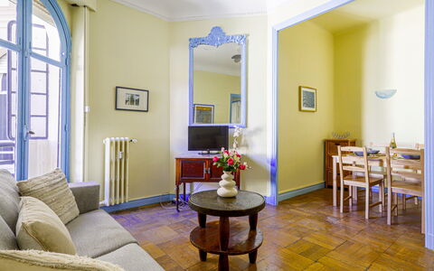 Les Colisées: Meubles, Propriété, Fenêtre, Plante D'Appartement, Canapé, Table, Bleu Azur, Bâtiment, Design Intérieur, Cadre