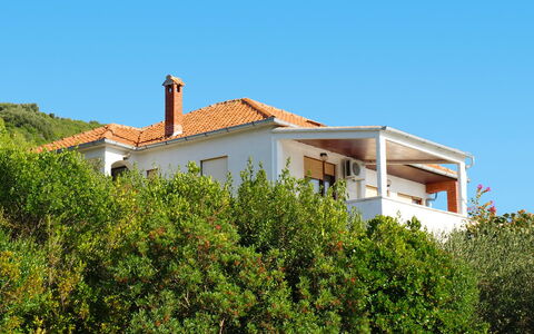 Agneza: Propriété, Maison, Végétation, Immobilier, Domicile, Zone Résidentielle, Bâtiment, Toit, Architecture, Villa