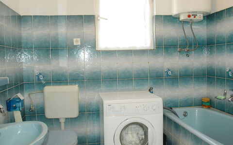 Agneza: Salle De Bains, Bleu, Tuile, Pièce, Turquoise, Propriété, Toilette, Luminaire Plomberie, Mur, Design Intérieur