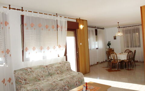 Agneza: Pièce, Propriété, Meubles, Design Intérieur, Bâtiment, Rideau, Maison, Sol, Mur, Immobilier
