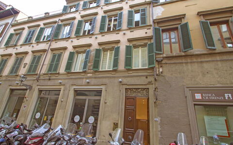 Florence 546: Fenêtre, Façade, Bâtiment, Auto Partie, Porte