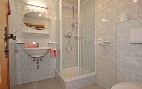 Schmittnhof: Salle De Bains, Propriété, Pièce, Tuile, Luminaire Plomberie, Mur, Design Intérieur, Douche, Porte De Douche, Immobilier