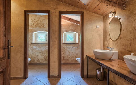 Stancija Negrin: Marron, Évier, Miroir, Propriété, Robinet, Luminaire Plomberie, Salle De Bains, Bois, Lavabo, Design Intérieur
