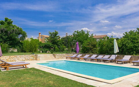 Stancija Negrin: L'Eau, Nuage, Ciel, Plante, Piscine, Bleu, Bâtiment, Ombre, Arbre, Rectangle