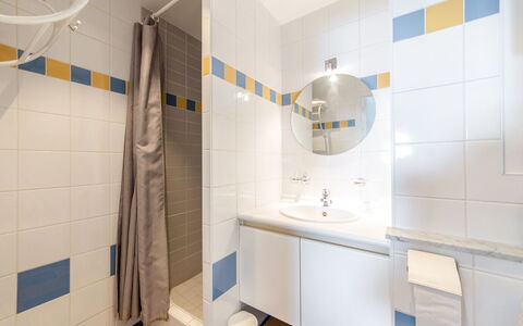 Bredene 300: Miroir, Robinet, Luminaire Plomberie, Propriété, Évier, Lavabo, Salle De Bains, Design Intérieur, Bâtiment, Sol