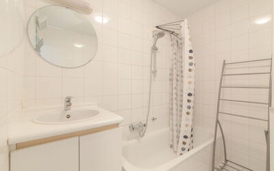 Deauville Ii 010 with Parking 300.33: Luminaire Plomberie, Propriété, Évier, Robinet, Baignoire, Salle De Bains, Miroir, Lavabo, Douche