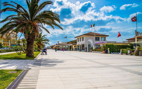 Il Girasole: Passerelle, Ciel, Boardwalk, Ville, Arbre, Palmier, Bâtiment, Espace Public, Vacances, Architecture