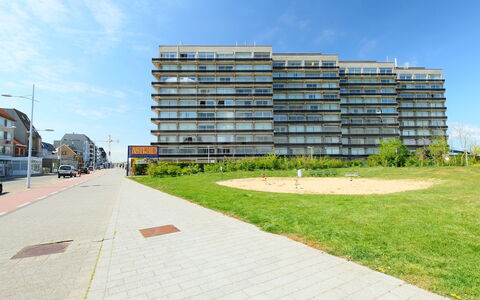 Bredene 301: Ciel, Bâtiment, Propriété, Plante, Nuage, Fenêtre, Design Urbain, Lot Terre, Maison, Surface De La Route