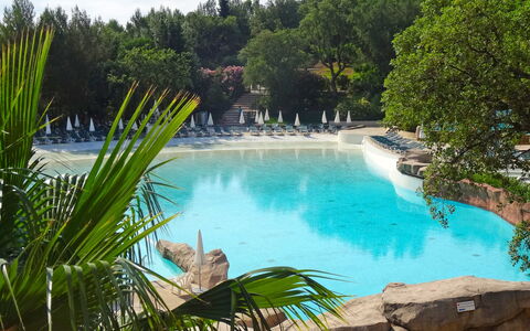 Grimaud 119: L'Eau, Plante, Ressources En Eau, Propriété, Communauté Des Plantes, Ciel, Arbre, Paysage Naturel, Bleu Azur, La Nature
