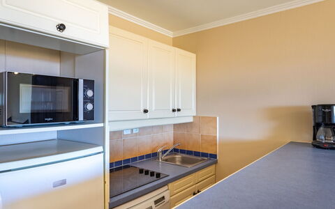 Grimaud 119: Cabinetry, Comptoir, Robinet, Bâtiment, Fenêtre, Bois, Design Intérieur, Luminaire Plomberie, Sol, Cuisine