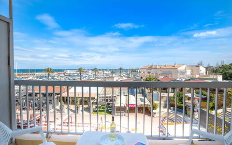 Port Astoria: Ciel, Nuage, Bleu, Ombre, Architecture, Fenêtre, Chaise, Immobilier, Mobilier De Jardin