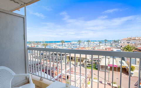 Port Astoria: Nuage, Ciel, Meubles, Chaise, Fenêtre, Table, Ombre, Bâtiment, Clôture, Condominium