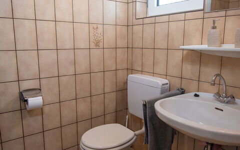 Koralle: Propriété, Évier, Luminaire Plomberie, Salle De Bains, Lavabo, Violet, Miroir, Robinet, Siège De Toilette, Sol