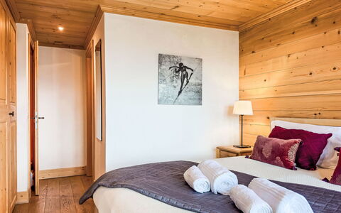 Nendaz 244: Design Intérieur, Meubles, Sol, Sol, Bois, Chambre, Plafond, Lit, Pièce, Parquet