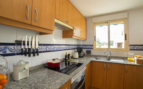 Dénia 489: Comptoir, Cabinetry, Evier, Propriété, Évier, Robinet, Fenêtre, Cuisine, Design Intérieur, Cuisinière
