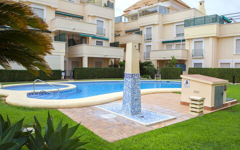 Medina del Sol i: Plante, L'Eau, Propriété, Bâtiment, Fenêtre, Nuage, Ciel, Loisir, Condominium, Design Urbain