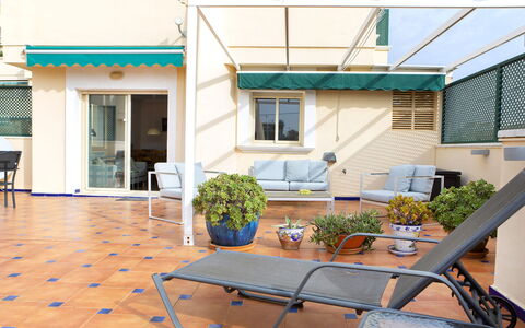 Medina del Sol i: Propriété, Plante, Bâtiment, Fenêtre, Bleu Azur, Pot De Fleur, Ombre, Architecture, Mobilier De Jardin, Design Intérieur