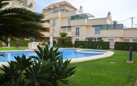 Dénia 489: L'Eau, Plante, Bâtiment, Jour, Ciel, Bleu Azur, Arbre, Fenêtre, Piscine, Arecales