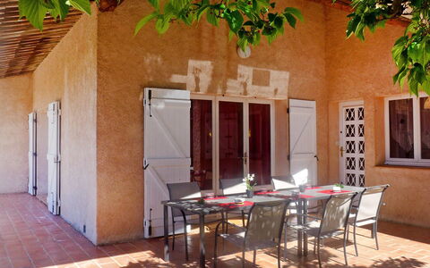 Roumagnac: Propriété, Bâtiment, Maison, Pièce, Immobilier, Architecture, Design Intérieur, Table, Domicile, Cour