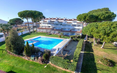 Residencial Gran Sol: Plante, Ciel, Propriété, L'Eau, Piscine, Arbre, Botanique, Architecture, Bâtiment, Ombre
