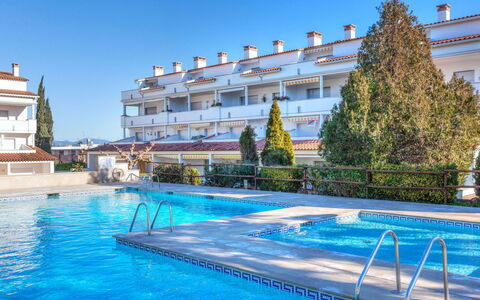 Residencial Gran Sol: L'Eau, Ciel, Plante, Bâtiment, Piscine, Bleu Azur, Fenêtre, Aqua, Arbre, Loisir