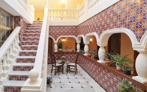 Finca la Poza: Bâtiment, Escaliers, Propriété, Design Intérieur, Immobilier, Hall, Architecture, Pièce, Mur, Cambre