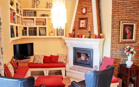 Finca la Poza: Cadre, Meubles, Propriété, Orange, Design Intérieur, Chaise, Salon, Éclairage, Bois, Canapé