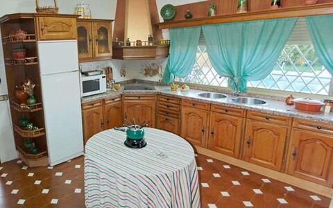 Finca la Poza: Cabinetry, Comptoir, Meubles, Propriété, Plante D'Appartement, Tiroir, Bois, Cuisine, Design Intérieur, Éclairage