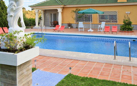 Finca la Poza: Nuage, Plante, Ciel, L'Eau, Bleu Azur, Herbe, Sculpture, Loisir, Statue, Piscine