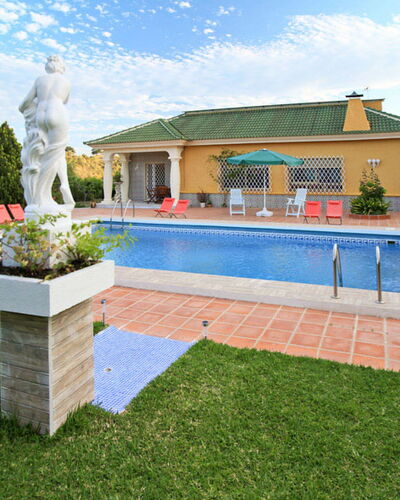 Finca la Poza: Nuage, Plante, Ciel, L'Eau, Bleu Azur, Herbe, Sculpture, Loisir, Statue, Piscine