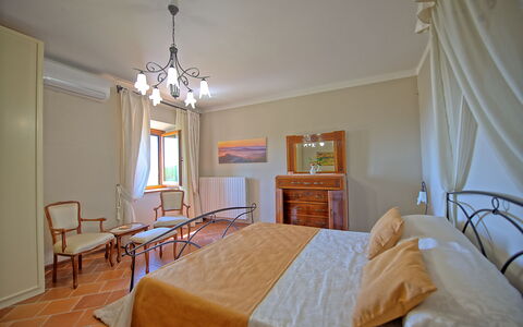 Villa Crispinino: Pièce, Propriété, Meubles, Lit, Chambre, Drap De Lit, Design Intérieur, Bâtiment, Cadre De Lit, Sol